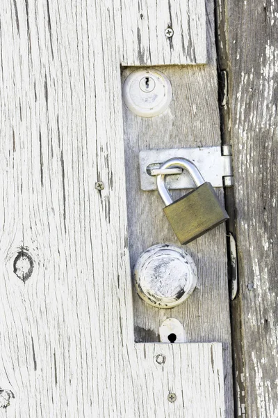 Ξύλινη πόρτα βαμμένη με κλειδαριές — Φωτογραφία Αρχείου