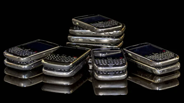Mnoho mobilních telefonů v hromadách s odrazem — Stock fotografie