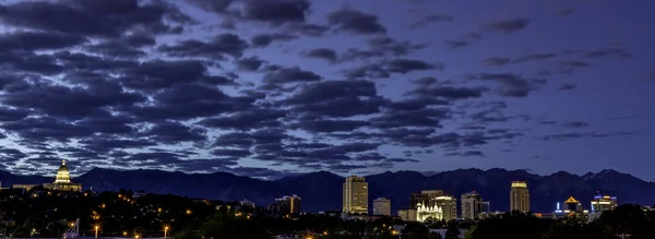 Cielo azul de la madrugada Utah cith lights — Foto de Stock