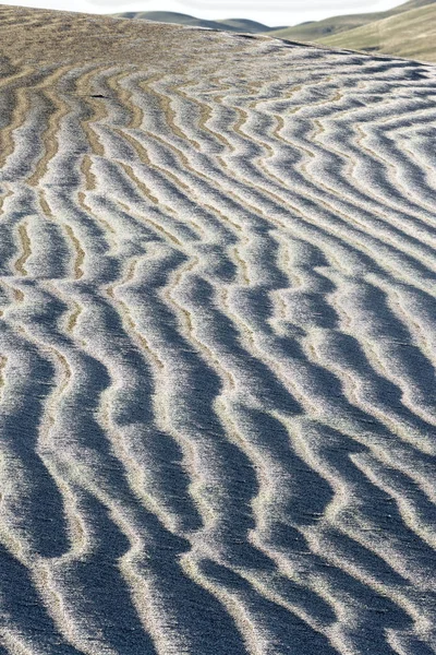 Geada manhã fria cobre ondulações na areia — Fotografia de Stock