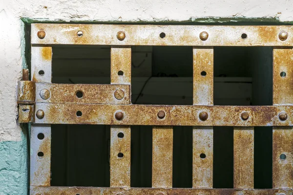 Vecchie barre della prigione con ruggine su loro — Foto Stock