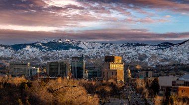 Boise Idaho silueti üzerinde güzel, ılık gün doğumu.