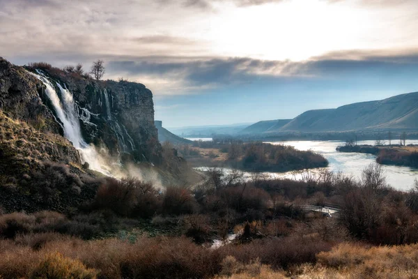 Grande chute d'eau coule dans la rivière Snake Idaho — Photo