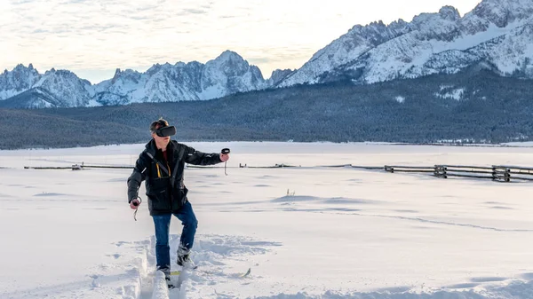 Realidad virtual en el desierto esquiando en invierno con montaña — Foto de Stock