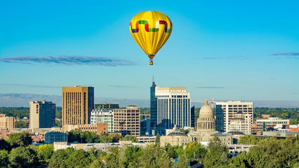 Singola mongolfiera gialla sulla città di Boise Idaho — Foto Stock