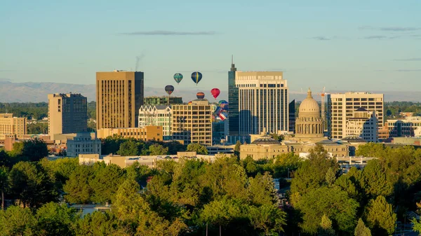 Гарячі повітряні кулі починають здійматися над "Бойсе Скайлайн". — стокове фото