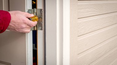 Tornavida dış kapının menteşesini sıkmak için kullanılır.