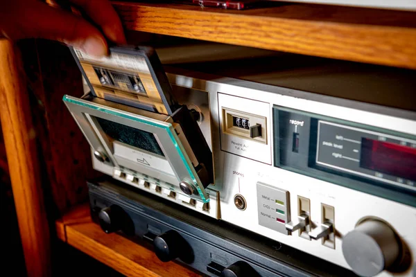 录音带被移到盒式磁带唱机的插槽里 — 图库照片