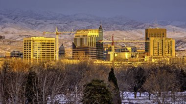 Boise Idaho 'da gün batımında inşaat vinçleri