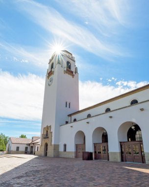 Saat kulesinde güneş yıldızı olan tarihi bir bina.