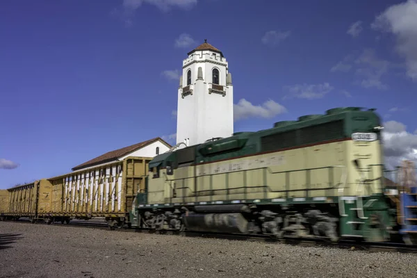 Locomotiva Verde Mostra Movimento Enquanto Passa Por Depósito — Fotografia de Stock