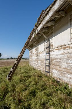 Eski ahşap merdiven ve boyanmış bina.