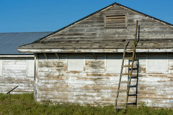 レンガ造りの古い家の建物古いはしご — ストック写真