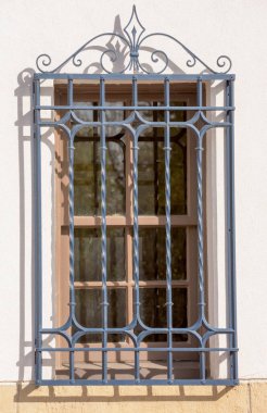 Eşsiz çelik parmaklıklı pencere ve sıva duvarı