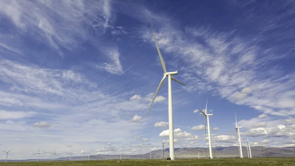 Высокие Электрические Турбины Ветреный День — стоковое фото