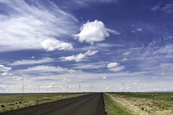 Дорога Проходит Через Ветряную Электростанцию Айдахо — стоковое фото