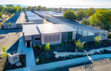 Mini depolama tesisinin birçok küçük garajı