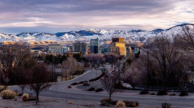 Başkent bulvarı ve sabah tepelerinde karla birlikte Boise 'nin ufuk çizgisi.