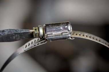 Hortum kıskacındaki vidayı bükmek makrodur.