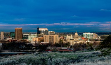Sabah Boise Idaho 'nun ufuk çizgisi.