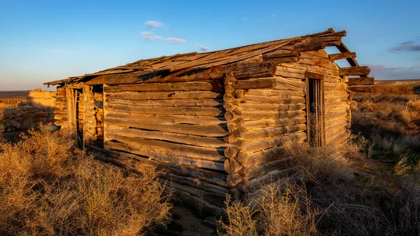 Sonnenlicht Gebadet Einer Blockhütte Der Wüste — Stockfoto