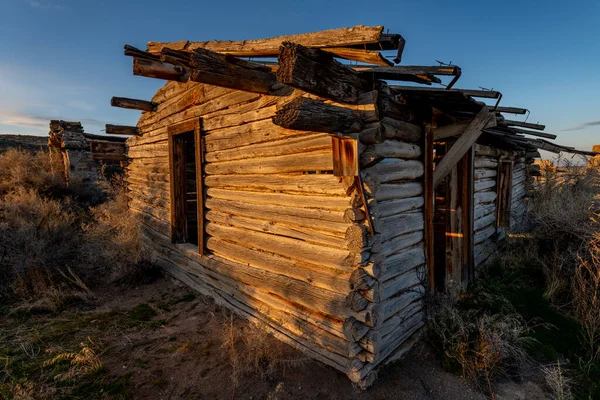 Alte Verwitterte Baumstämme Auf Einem Rustikalen Blockhaus — Stockfoto