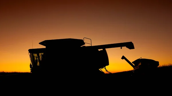 日落时留在田里的农具 — 图库照片