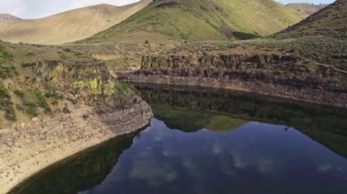 Boğaz kanyon duvarları South Fork Boise Nehri kıyısını oluşturur.