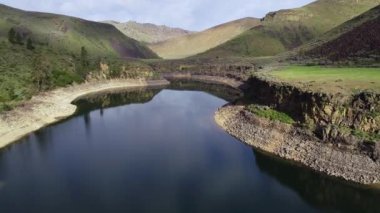Bulutlar Boise Nehri 'nin güney çatalının suyuna yansıyor. 