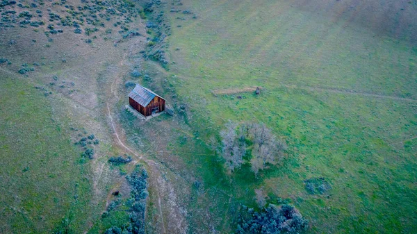 Cabina Legno Con Tetto Latta Una Collina Erba — Foto Stock