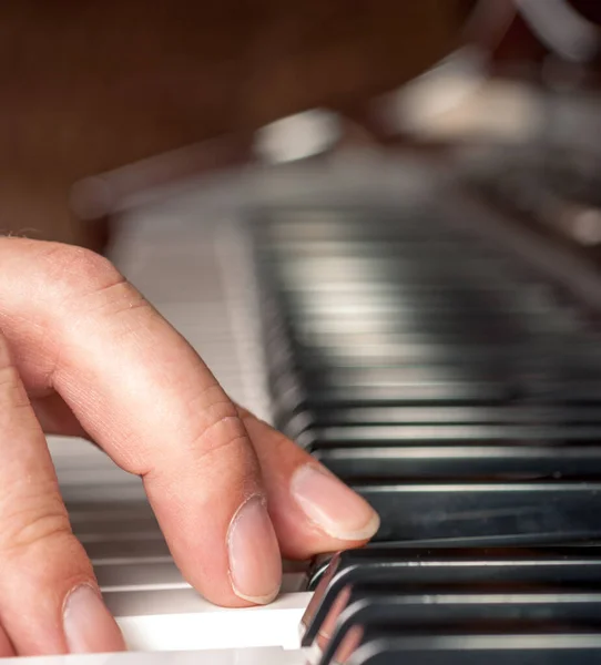 Los Dedos Tocan Las Notas Necesarias Piano Para Hacer Música —  Fotos de Stock