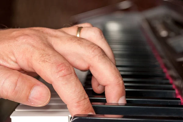 手按着钢琴的按键有节奏地 — 图库照片