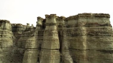 Oregon Çölü 'nde taş sütunların yanında havadan uçuş.