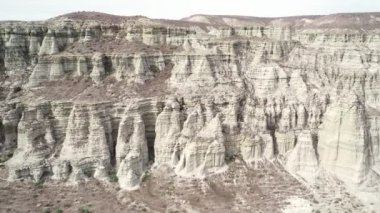 Keskin görünümlü zirveler Oregon 'da çöl zemininin çok üstünde duruyor.