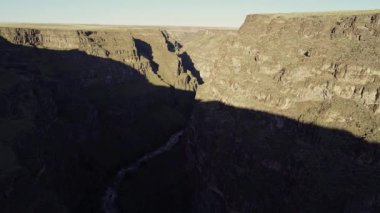 Derin Rocky Kanyonu 'nun dibinde bir nehir var. 