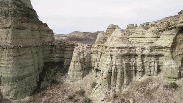 Rock Cliff Eroded Rock Oregon Desert Landscape — Stock Video