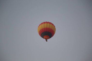 akşam gökyüzünde uçan hava balonu doğal görünümünü
