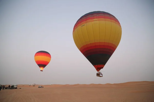 Γραφική Θέα Του Πετώντας Αερόστατα Πάνω Από Την Έρημο — Φωτογραφία Αρχείου