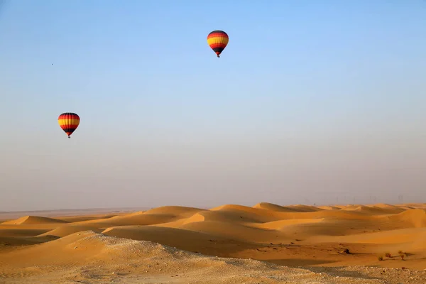 Vista Panorámica Los Globos Aéreos Voladores Sobre Desierto — Foto de Stock