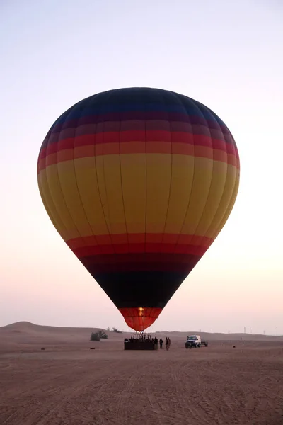Άτομα Αερόστατο Και Απογειώνονται Στην Έρημο — Φωτογραφία Αρχείου
