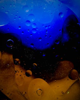 mavi ve turuncu arka planda cam üzerinde makro kabarcıklar