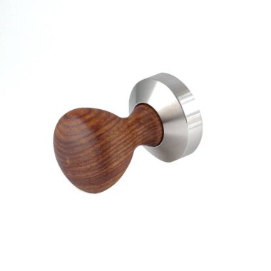 Düz bir arkaplan üzerinde tahta saplı düz kahve karıştırıcı