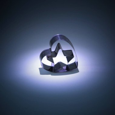 Karanlıktaki bir projektörün ışığında, kalbindeki bir yıldız.