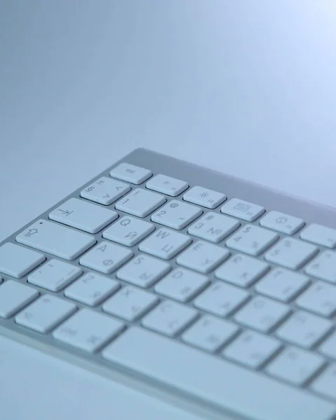 Keyboard Abu Abu Dalam Defocus Pada Latar Belakang Abu Abu — Stok Foto