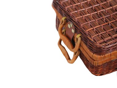 Beyaz arkaplandaki samandan örülmüş hasır.