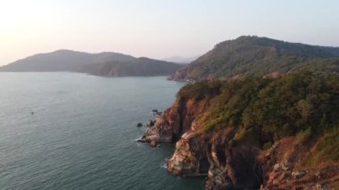 Gökyüzünden güzel bir okyanus İHA mavi suyu ve dağıyla 