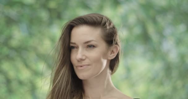 Καυκάσια γυναίκα χαλαρώνει στη φύση. αργή κίνηση μέτρια βολή σε 4k — Αρχείο Βίντεο