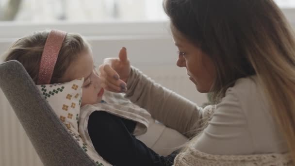 Moeder verpleging ziek 5 jaar oud dochter. — Stockvideo