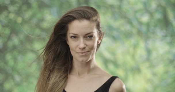 Kaukasische vrouw ontspannen in de natuur. slow motion medium schot in 4k — Stockvideo