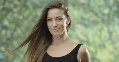 Doğada beyaz bir kadın kameraya bakıyor. 4 km 'de yavaş çekim.